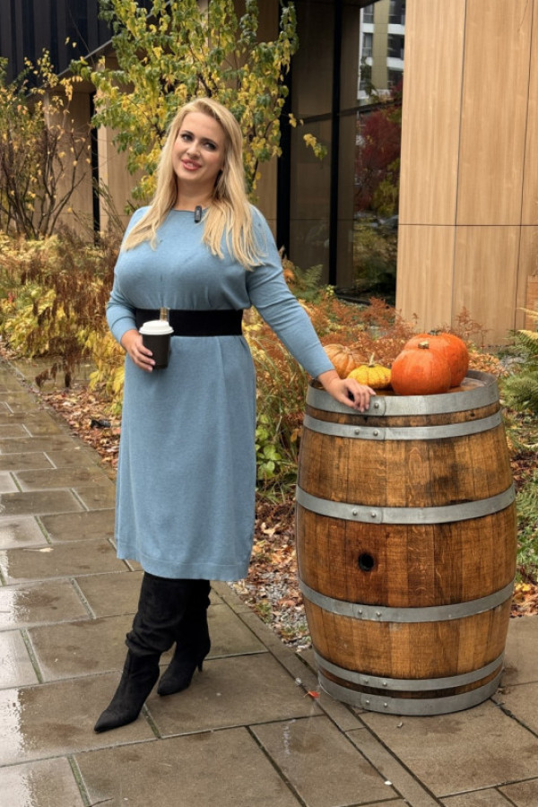 Sukienka dzianinowa plus size niebieska