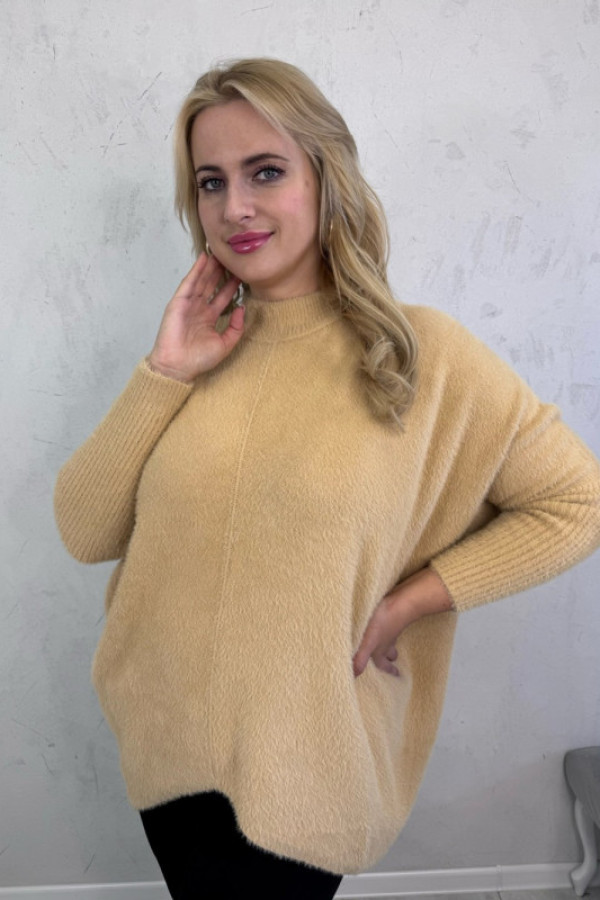 Sweterek oversize z golfem karmel