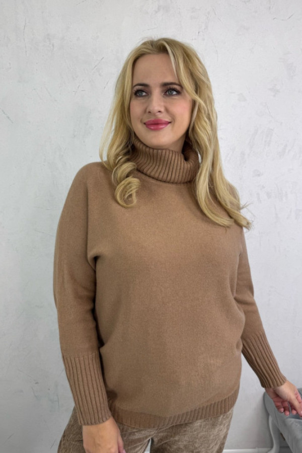 Sweterek oversize z golfem karmel