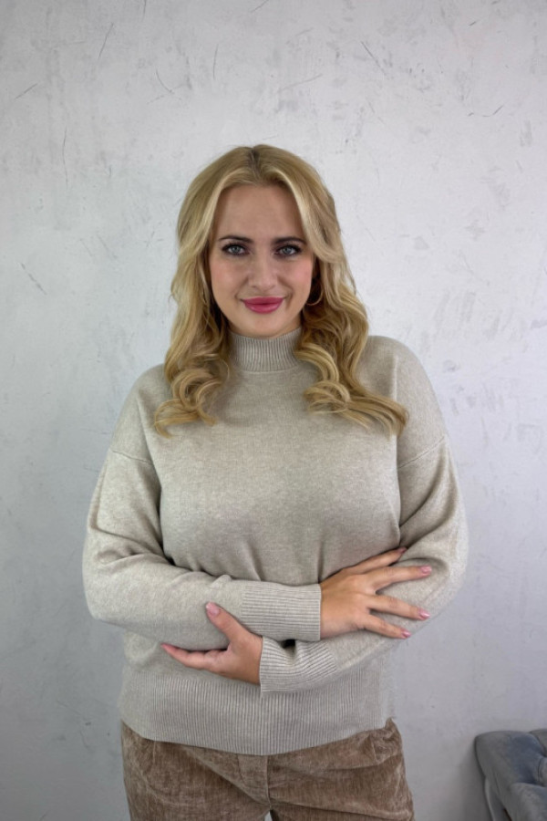 Sweterek klasyczny z golfem beżowy