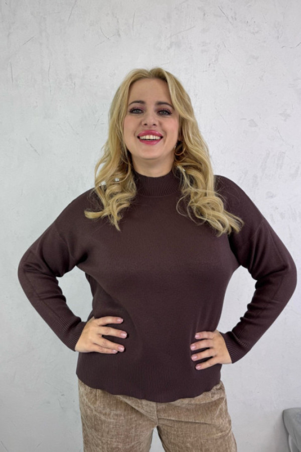 Sweterek klasyczny z golfem czekoladowy