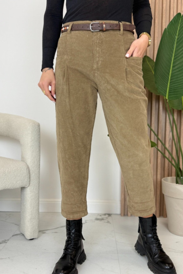 Beżowe sztruksowe spodnie z kieszeniami i ozdobnym paskiem