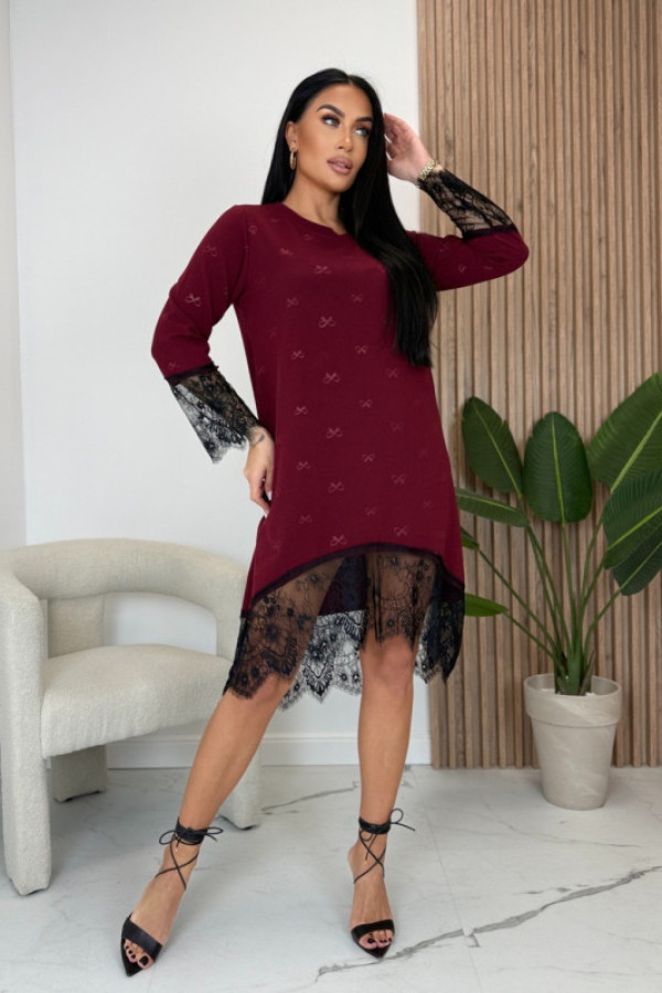 Bordowa sukienka z motywem kokardek i koronkowym wykończeniem