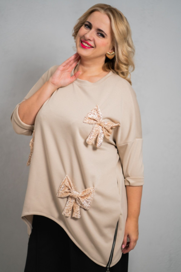 Beżowa bluzka z ozdobnymi kokardami
