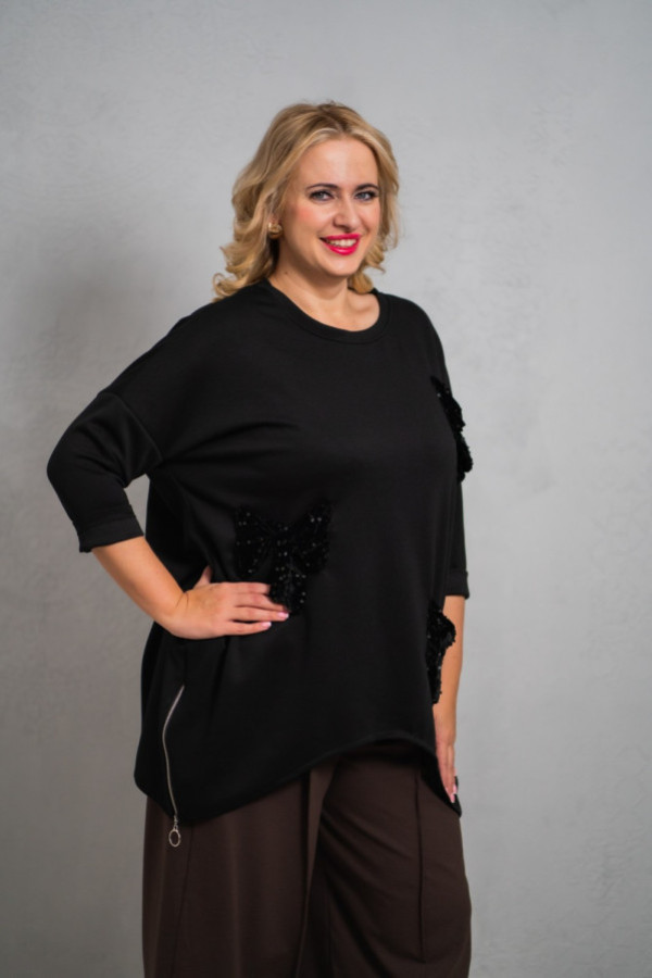 Czarna bluzka z ozdobnymi kokardami