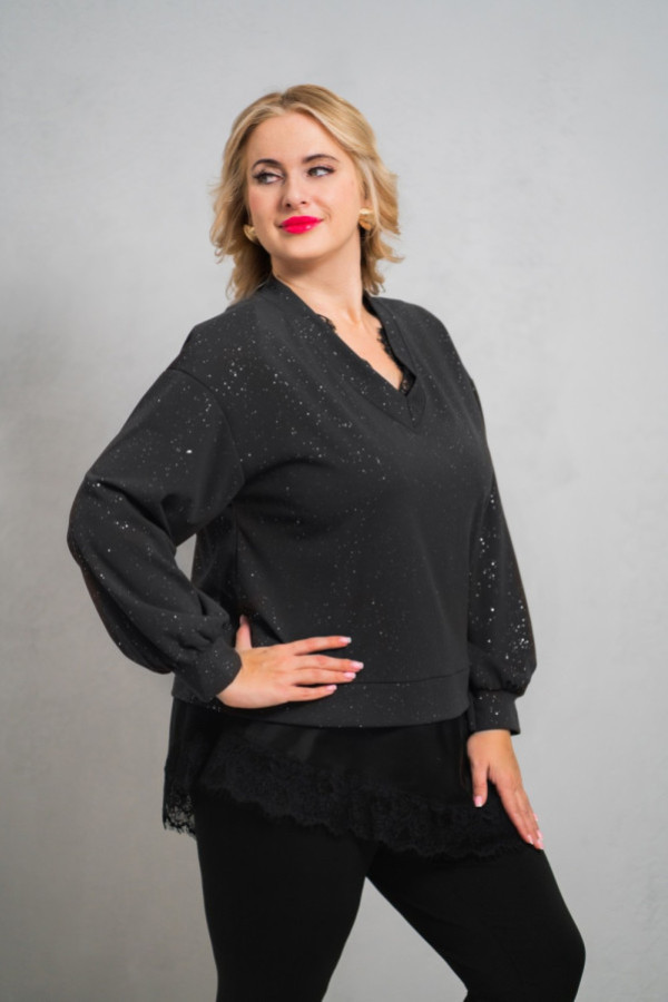 Czarna bluzka z delikatnym połyskiem i koronkowym wykończeniem