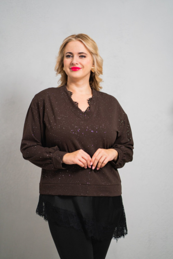 Czekoladowa bluzka z delikatnym połyskiem i koronkowym wykończeniem