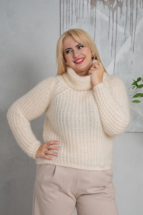 Kremowy sweter z golfem