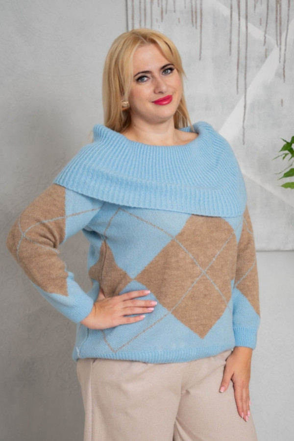 Beżowo–błękitny sweter z szerokim kołnierzem