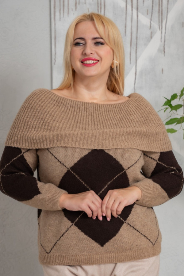 Beżowo–czekoladowy sweter z szerokim kołnierzem