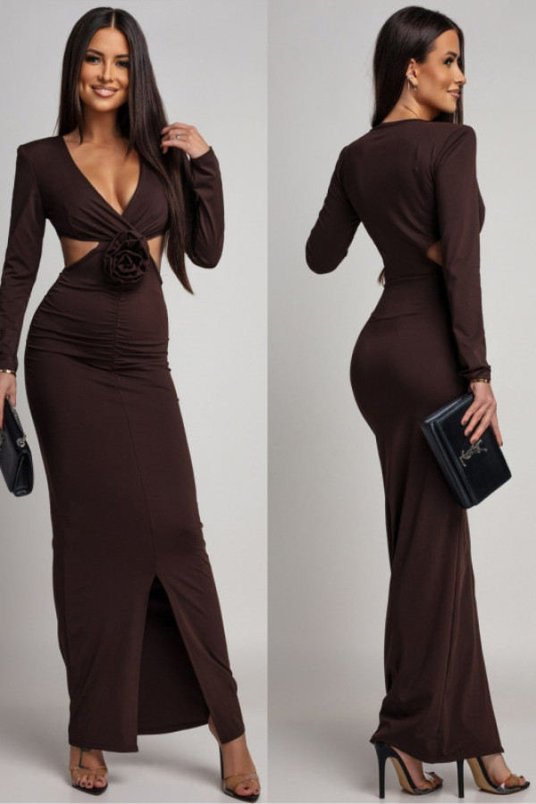 Elegancka sukienka maxi z wycięciem i broszką marcelia brązowa