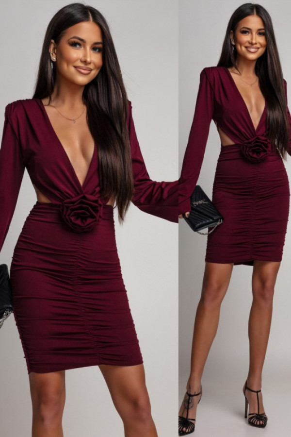 Elegancka sukienka z wycięciem i broszką manuelia bordowa
