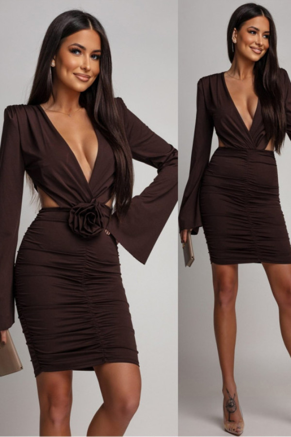 Elegancka sukienka z wycięciem i broszką manuelia brązowa