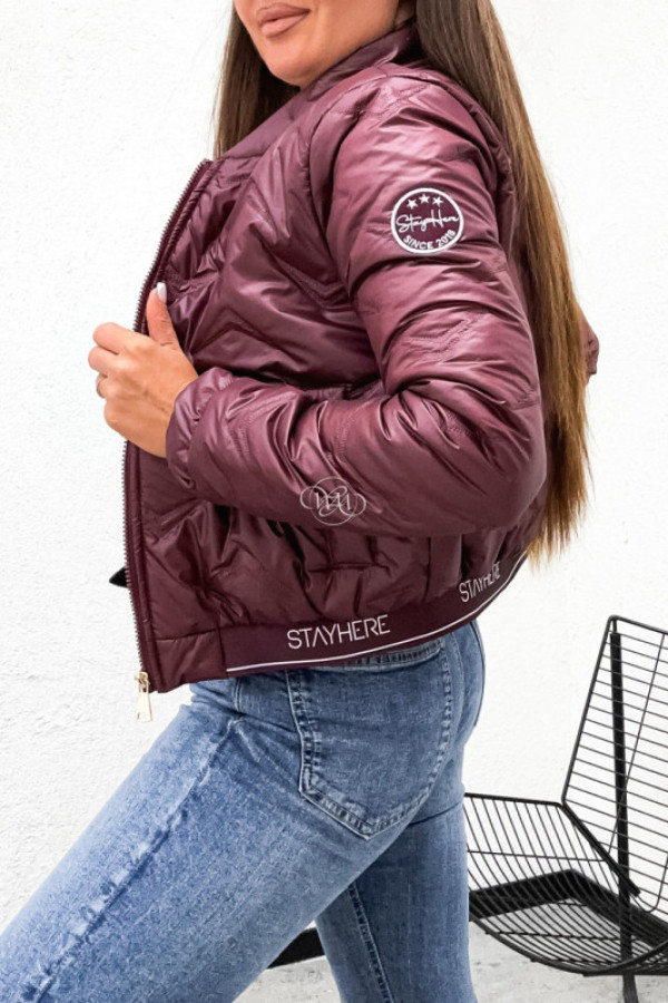 Kurtka z logowaną gumą i naszywką na rękawie bordowa