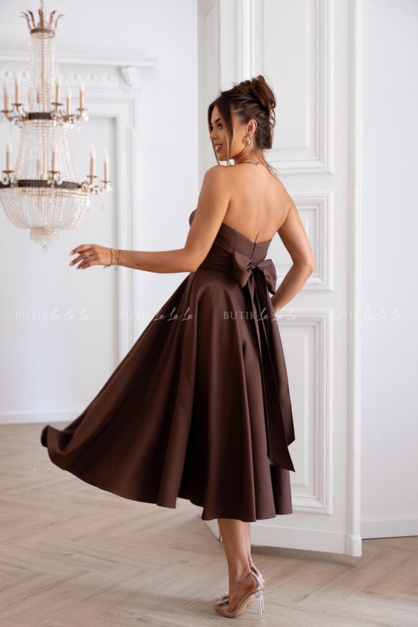 Sukienka rozkloszowana z kokardą brązowa asti