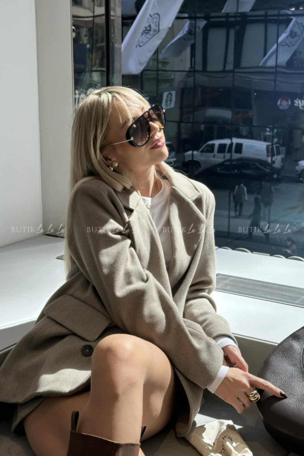 Płaszcz o kroju marynarki w jodełkę busi