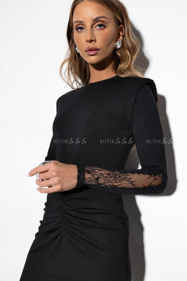 Sukienka czarna z koronką na rękawie fres