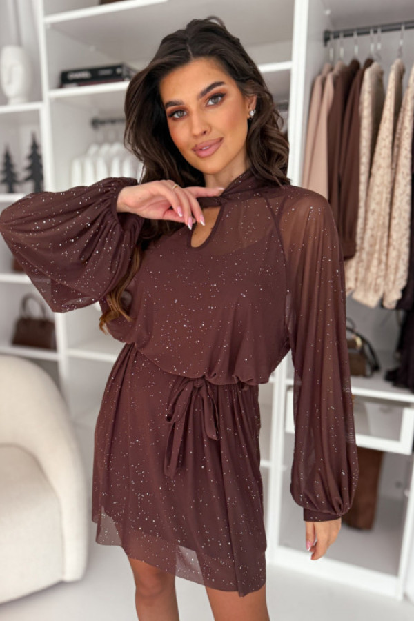 Błyszcząca sukienka z siateczki wiązana w pasie shine czekoladowa