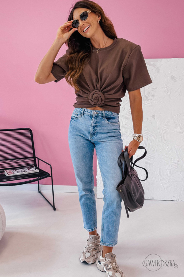 T-shirt z ozdobną różą - czekoladowa