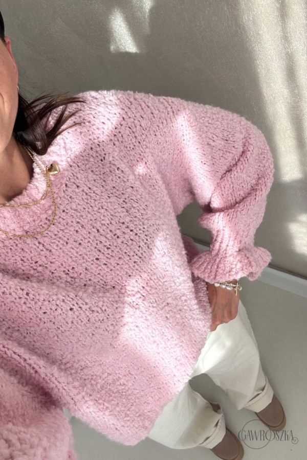 Sweter bukla z ozdobnym rękawem - różowy
