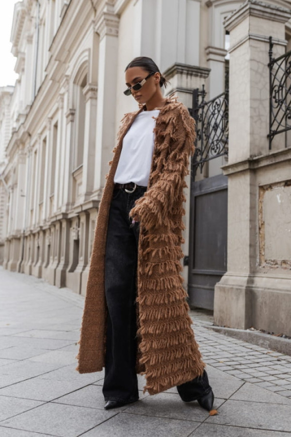 Długi karmelowy kardigan z frędzlami – modny sweter damski oversize cocomore