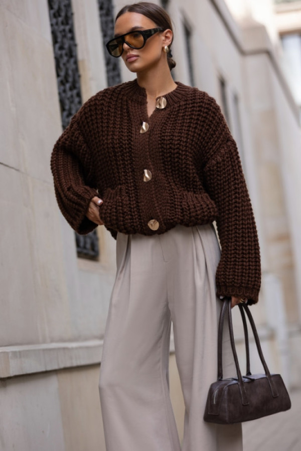 Czekoladowy kardigan oversize zapinany na złote guziki cocomore