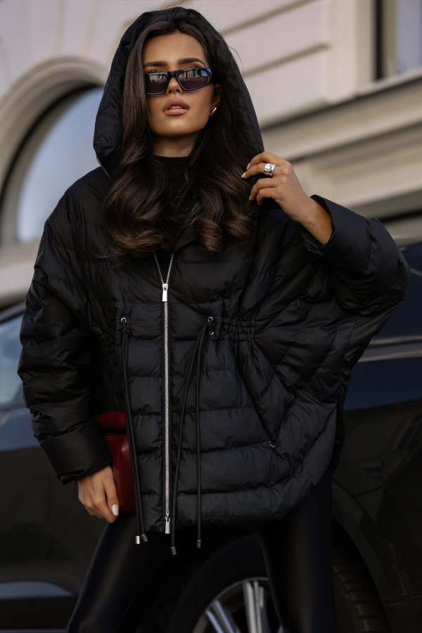 Czarna kurtka damska oversize z kapturem cocomore – pikowana, ze regulacją w talii