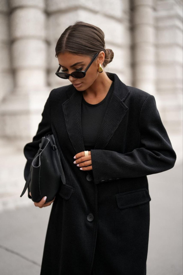 Czarny płaszcz damski sztruksowy me gusta – taliowany, elegancki płaszcz na jesień