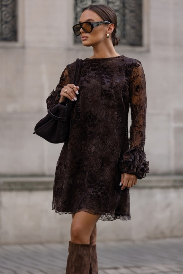 Czekoladowa koronkowa sukienka z długim rękawem – elegancka, romantyczna, z falbanami cocomore