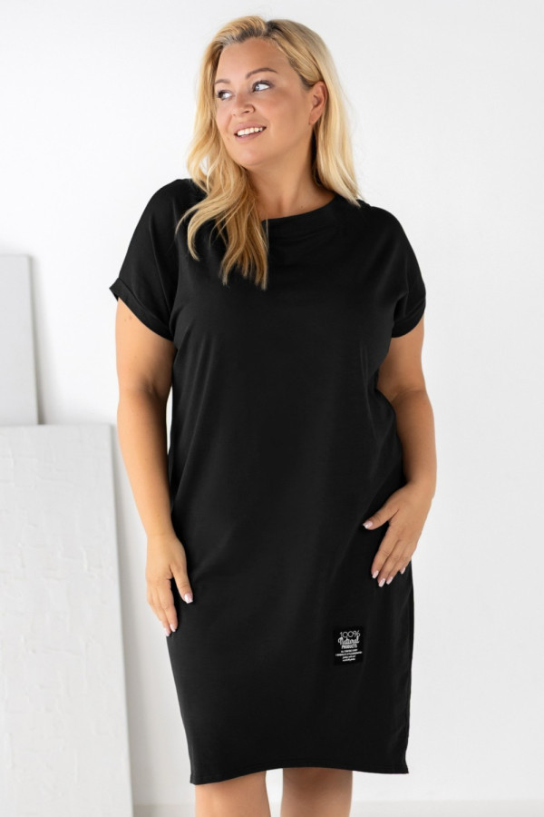 Sukienka plus size w kolorze czarnym z krótkim rękawem naszywka bonita