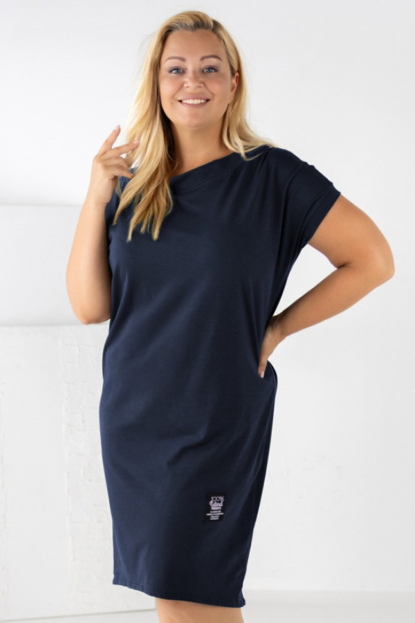 Sukienka plus size w kolorze granatowym z krótkim rękawem naszywka bonita