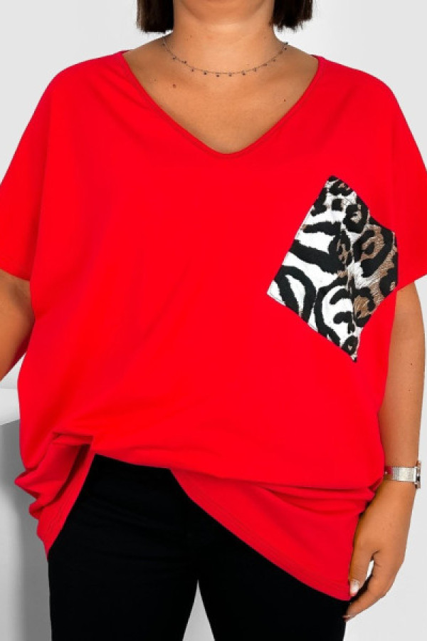T-shirt damski plus size w kolorze czerwonym dekolt w serek v-neck panterka kieszeń alvin