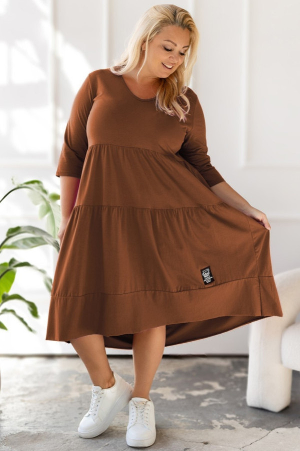 Sukienka plus size w kolorze cynamonowym rękaw 3/4 dekolt w serek v falbany dolores