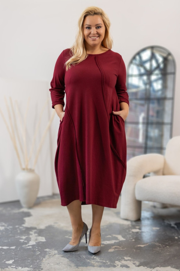 Dresowa sukienka bombka w kolorze burgundowym z kieszeniami przeszycia jaśmina