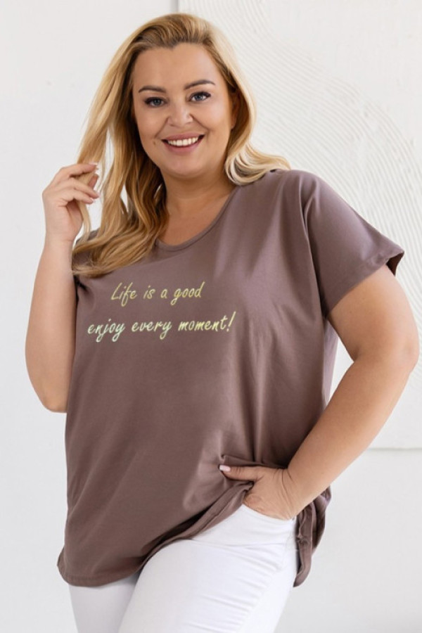 T-shirt damski plus size w kolorze mokka dekolt w serek złote napisy life is a good enjoy