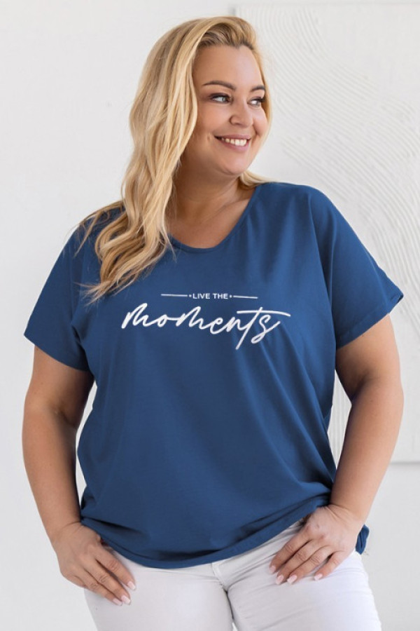 T-shirt damski plus size w kolorze indygo dekolt w serek napisy live the moments
