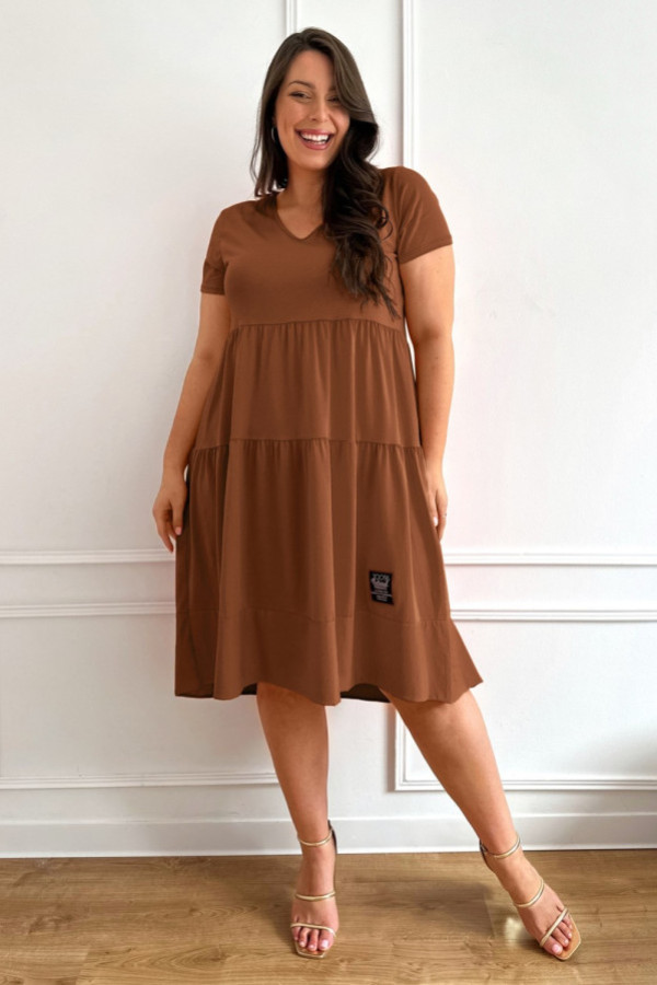Sukienka plus size w kolorze cynamonowym krótki rękaw falbany v dekolt samanta