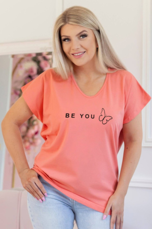 T-shirt damski plus size w kolorze morelowym dekolt w serek nadruk motylek be you