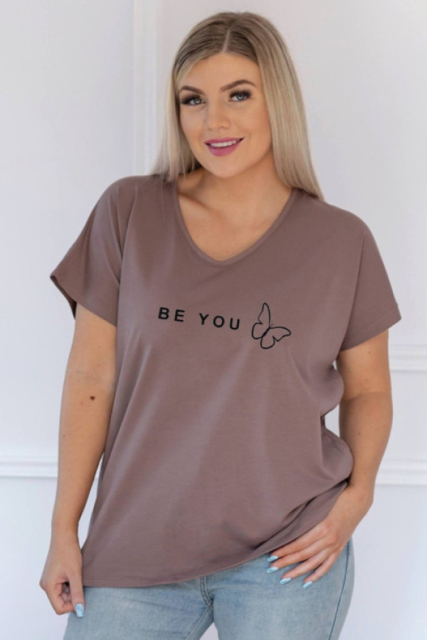 T-shirt damski plus size w kolorze mokka dekolt w serek nadruk motylek be you
