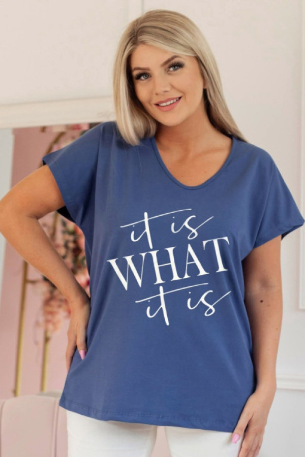 T-shirt damski plus size w kolorze indygo dekolt w serek napisy what it is