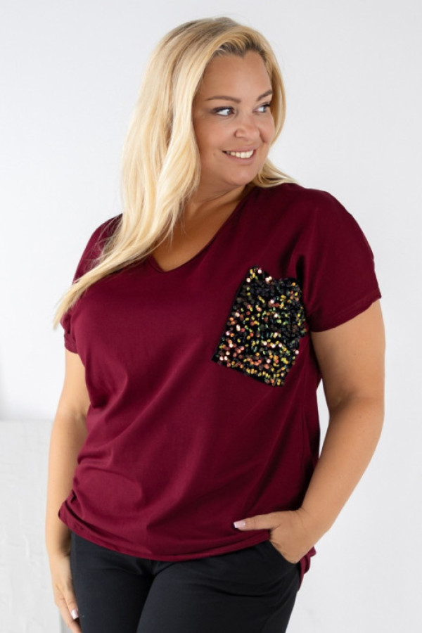 T-shirt damski plus size w kolorze bordowym dekolt w serek kieszonka cekiny enddy