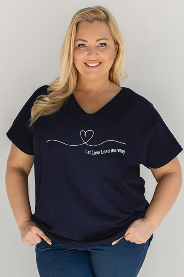 T-shirt damski plus size w kolorze granatowym dekolt w serek srebrny nadruk serce let love