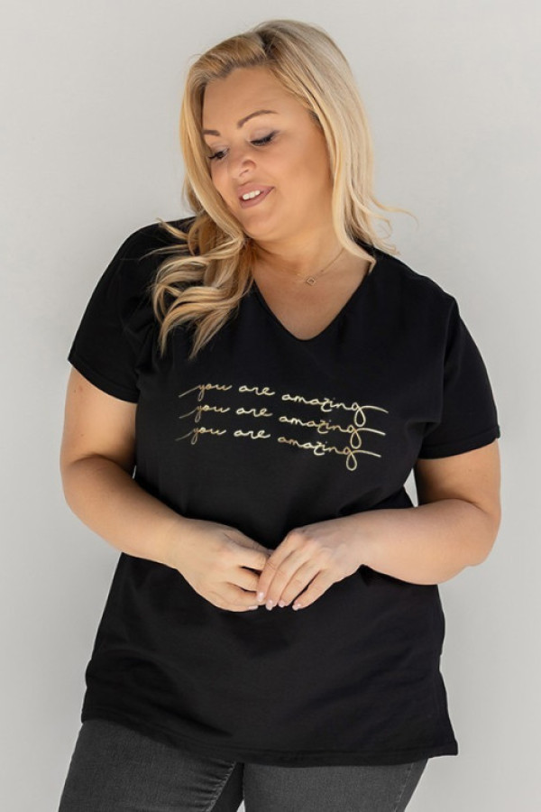 T-shirt damski plus size w kolorze czarnym dekolt w serek złote napisy you are amazing