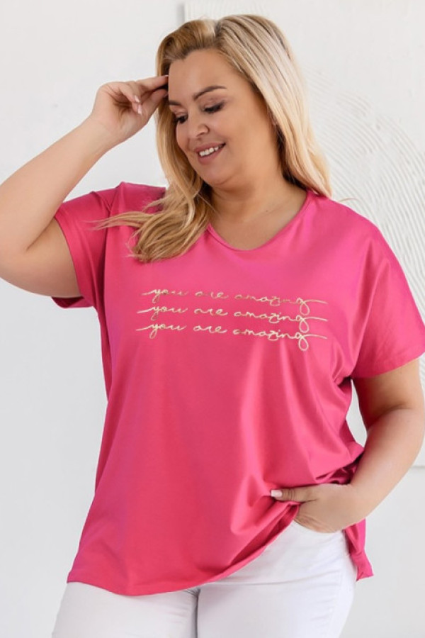 T-shirt damski plus size w kolorze koralowym dekolt w serek złote napisy you are amazing