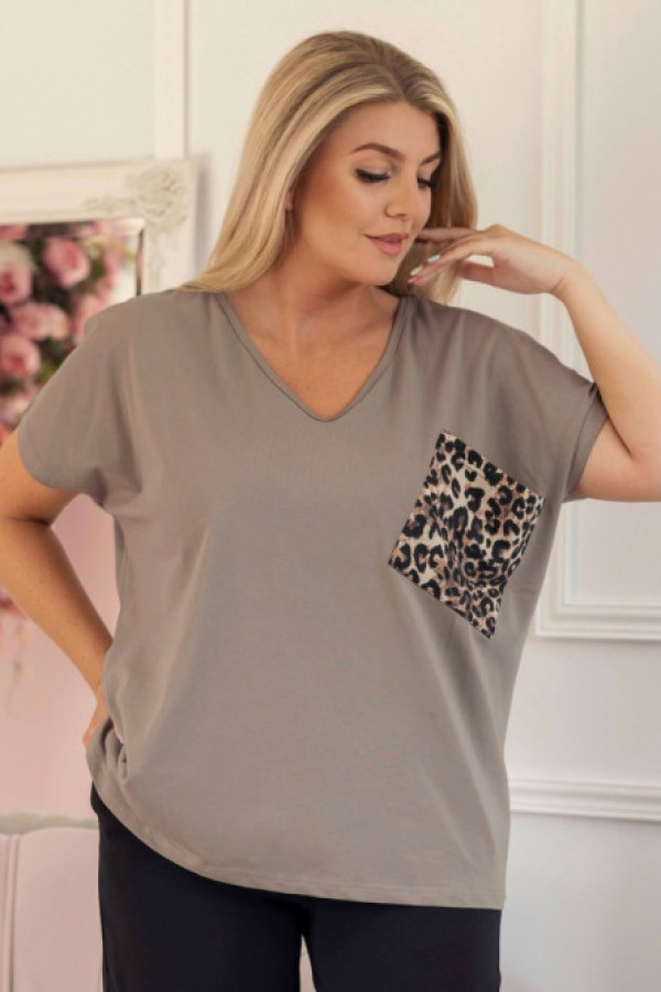 T-shirt damski plus size w kolorze fango dekolt w serek kieszonka panterka dolly