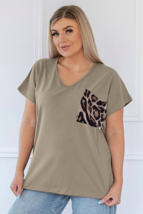 T-shirt damski plus size w kolorze jasny khaki dekolt w serek v-neck panterka kieszeń desa