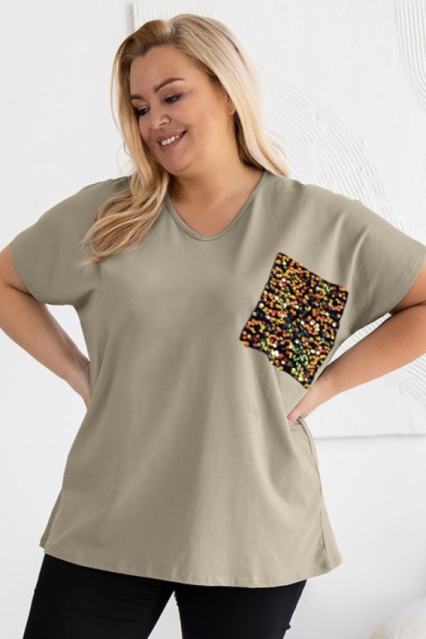 T-shirt damski plus size w kolorze jasny khaki dekolt w serek kieszonka cekiny enddy