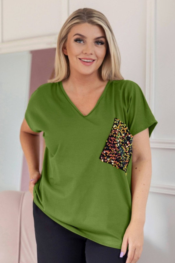 T-shirt damski plus size w kolorze oliwkowym dekolt w serek kieszonka cekiny enddy