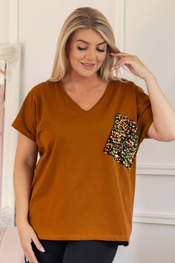 T-shirt damski plus size w kolorze karmelowym dekolt w serek kieszonka cekiny enddy