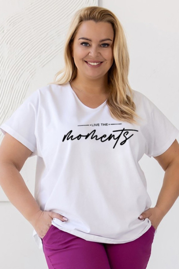 T-shirt damski plus size w kolorze białym dekolt w serek napisy live the moments